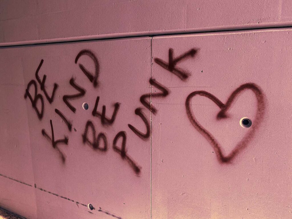 Streetart BE KIND BE PUNK