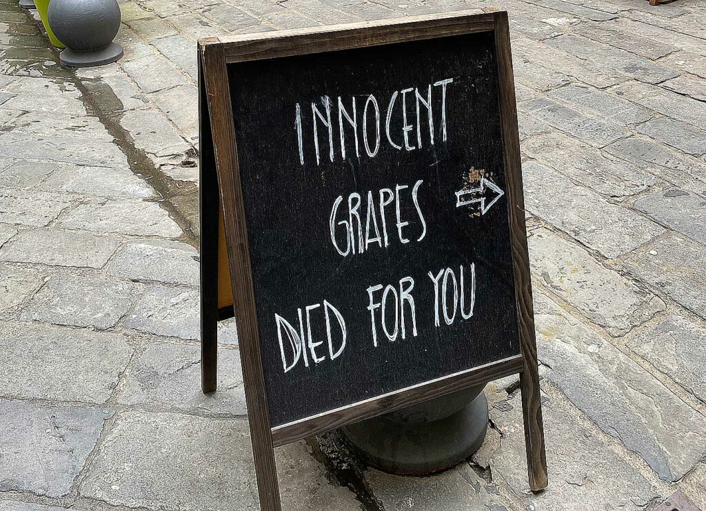 Innocent Grapes Died For You - Tafel